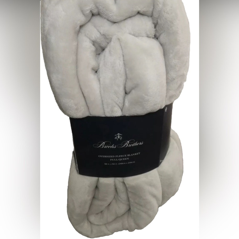Brooks Brothers Light Grey 98 x 92” Logo Badge Full/Queen Plush Blanket NWT - Picture 2 of 5